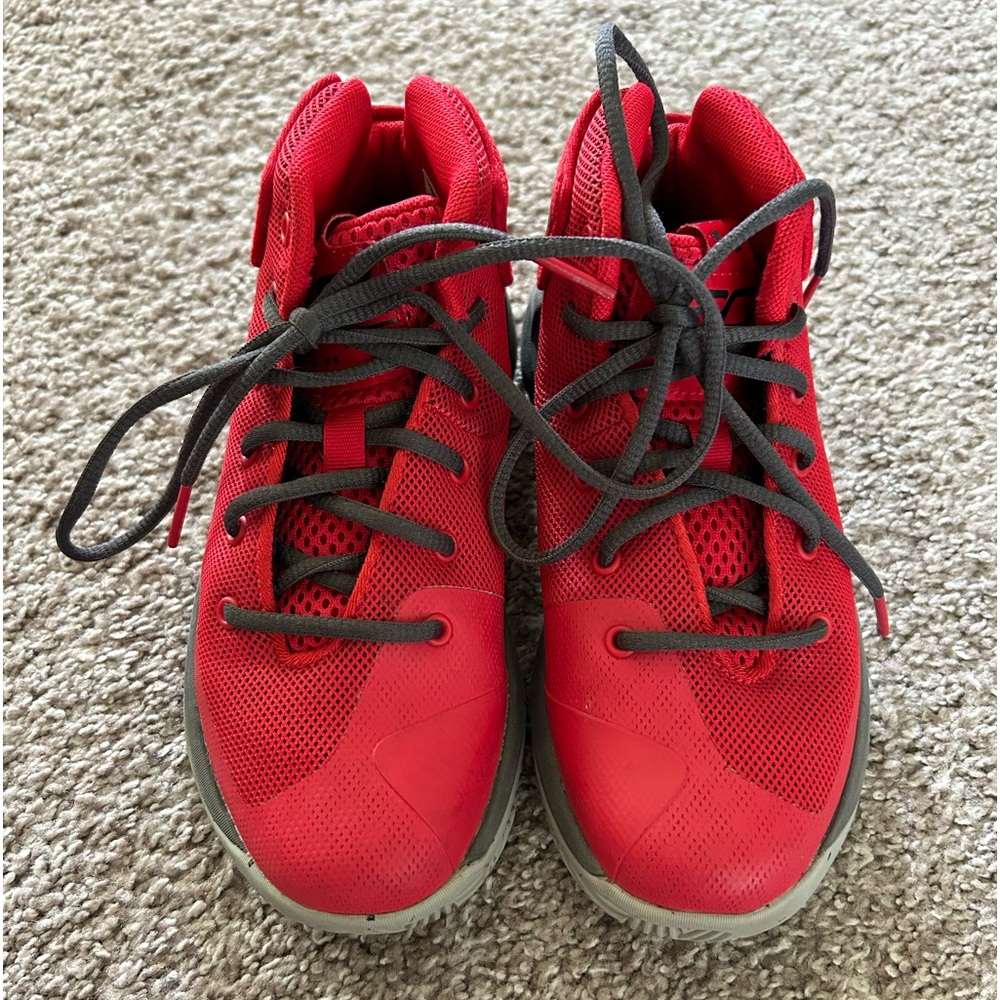 Boys size 13 Steph Curry Under Armour Shoes